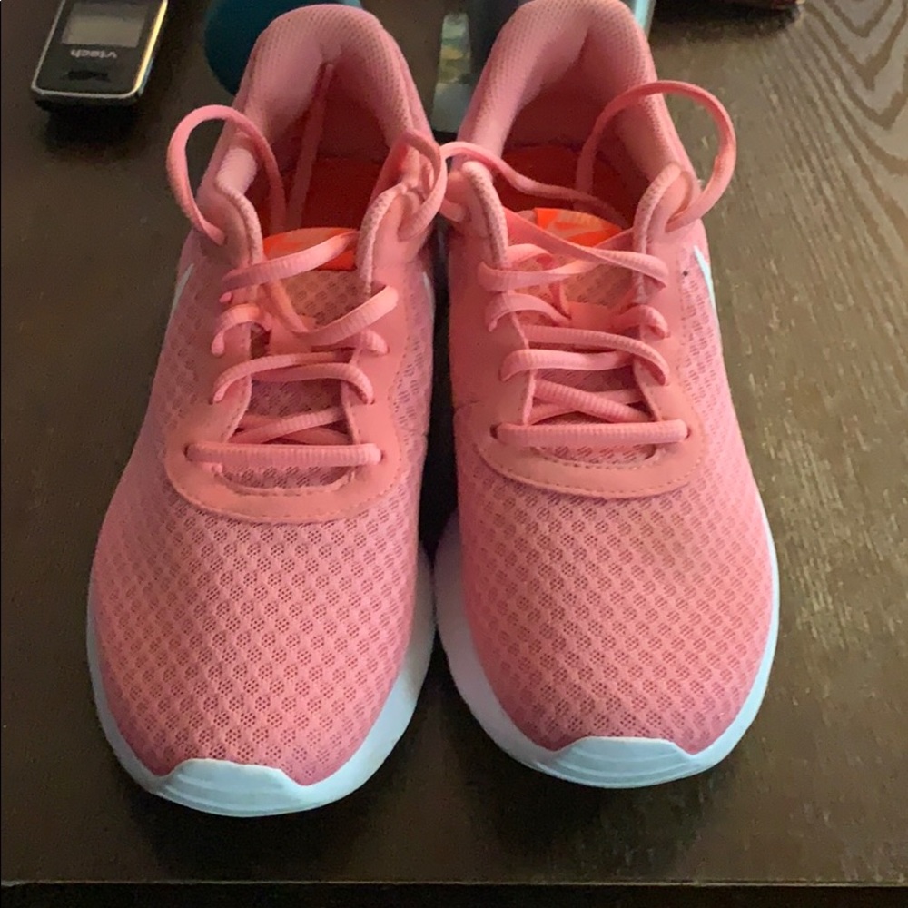 Hot pink nike tanjun